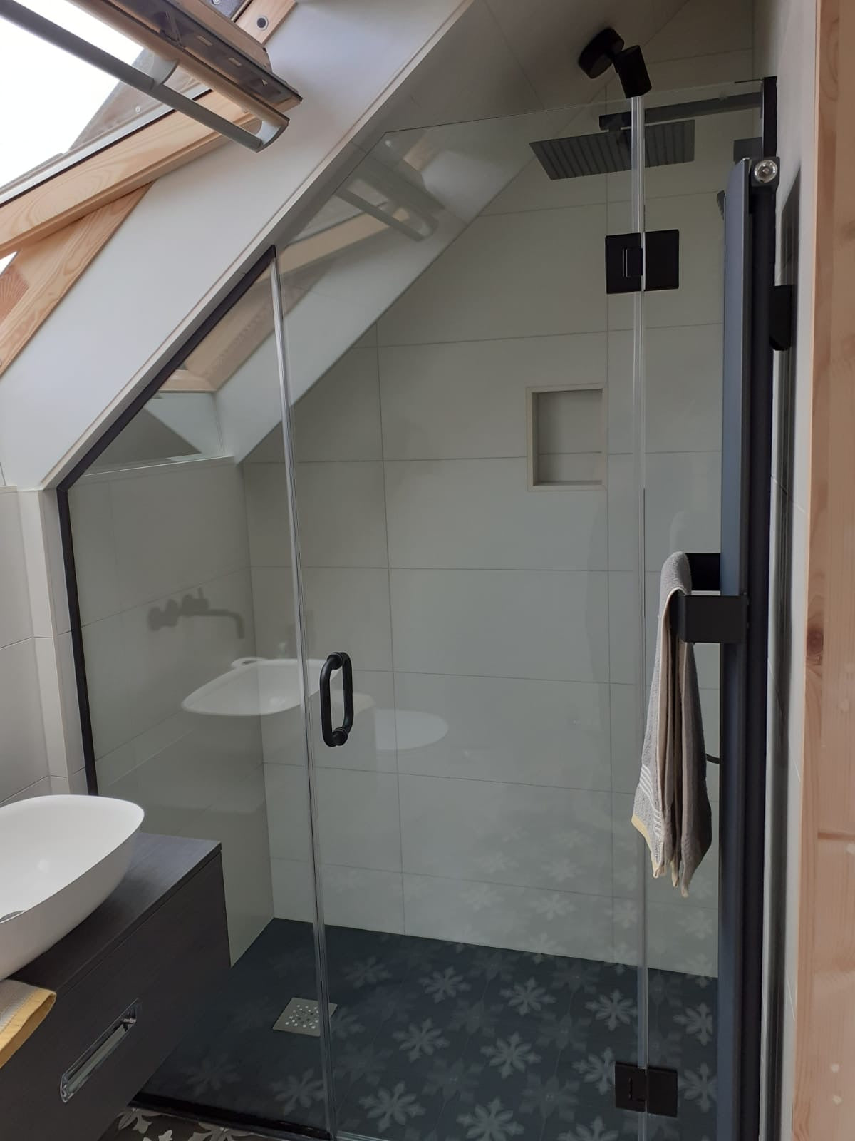 10mm U Channel - 2.41m - Matte Black - Suitable for all 10mm Glass Shower Panels, Screens and Bespoke Glass Shower Enclosures